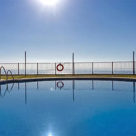 2 Bed Apartment, Big Terrace, Pool, Views + Beach! Apartament