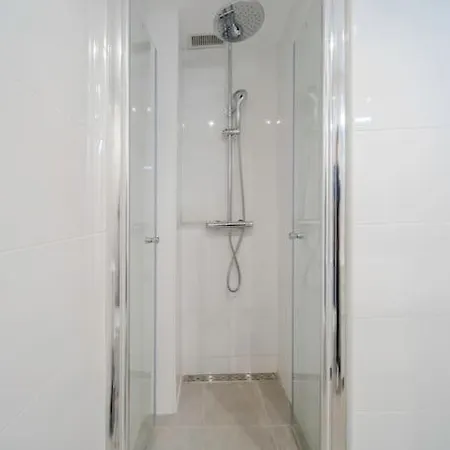 2 Bed Apartment, Big Terrace, Pool, Views + Beach! Apartament Benalmádena