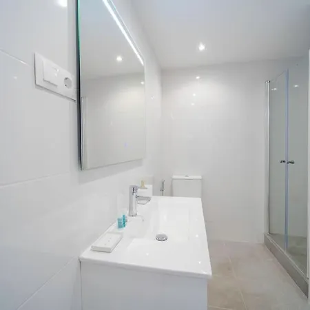 2 Bed Apartment, Big Terrace, Pool, Views + Beach!