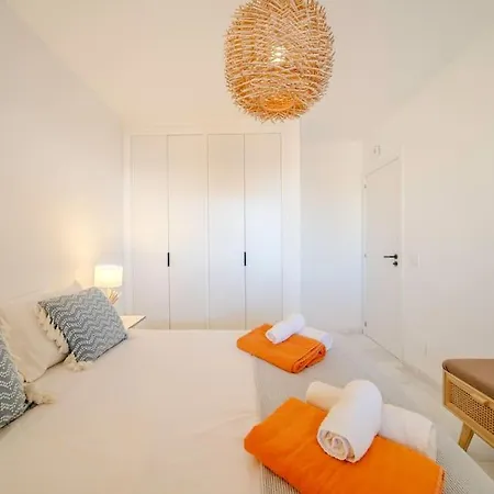 2 Bed Apartment, Big Terrace, Pool, Views + Beach! Apartament
