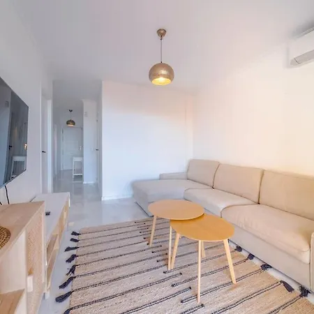 2 Bed Apartment, Big Terrace, Pool, Views + Beach! Apartament