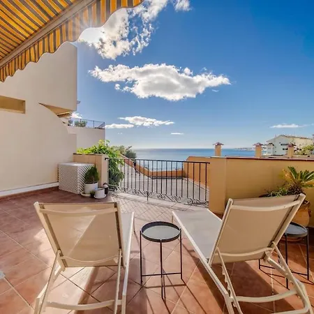 2 Bed Apartment, Big Terrace, Pool, Views + Beach! Apartament Benalmádena