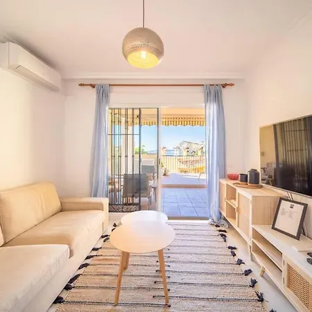 2 Bed Apartment, Big Terrace, Pool, Views + Beach!